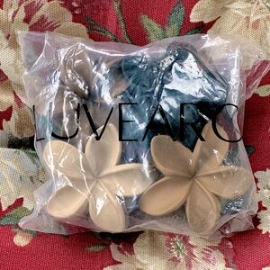 🌺 Plumeria Medium hair claw clips